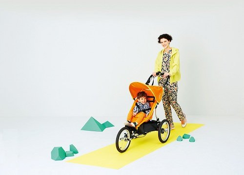 対面では赤ちゃんがママとパパを見て笑顔に