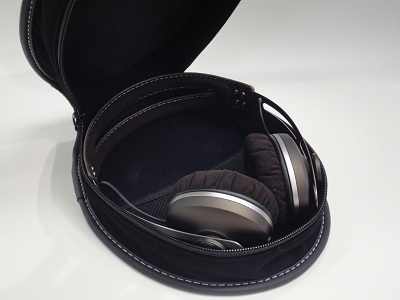 2種類のケーブルを携えた便利な付属品