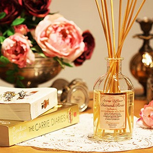 ピュアで高貴なダマスクローズが香る