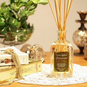 フレッシュで可憐なスピナローズが香る