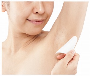 薄透明フィルムでワキ汗ストップ