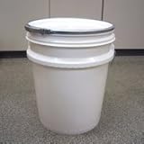 ノーブランド品 20Lプラスチック製オープンペール缶(蓋・外レバーバンド付) p7a白