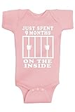 Funny Boy &ベビーガールズ服|キュートハンドメイド幼児ボディースーツby Aidenのコーナー| Just spent 9ヶ月on the inside カラー: ピンク