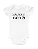 バッフル" Dad Rocks Tats "ブラックテキスト、プレミアムコットンOnesie – 面白い赤ちゃん服 カラー: ホワイト