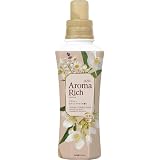 ソフラン アロマリッチ 上質な心やすらぐリラクシーホワイトフラワーの香り 本体400ml 柔軟剤 天然アロマオイル配合 防臭 抗菌
