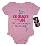 Mon Cheri Baby Coolest Mom彼女はStays Up With Me All Night Funny Baby Girlボディスーツ 6-9 ピンク 4328151020
