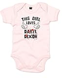 (彼女はダリル　ディクソンが大好き。) This Girl Loves Daryl Dixon, プリント　ベビースーツ - ベビー　ピンク/黒/赤 6-12 ヶ月