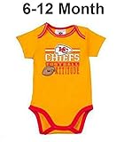 Kansas City Chiefs Football With Attitude幼児サイズ6 – 12ヶ月Wordmark &チームロゴOnesie /ボディスーツ – ゴールドクリーパー