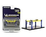 グリーンライト 1/64 4ポスト リフト シリーズ3 ミシュランタイヤ オートボディショップ GREENLIGHT Auto Body Shop Four-Post Lifts Ser 3 Michelin 16130-B [並行輸入品]