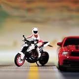 女性バイクライダーのフィギュリン、詳細なオートバイを持つオートバイガールのフィギュリン - スリリングでダイナミックなポーズ、1/18 1/24 1/43 1/64 1/87 から複数のスケールで精密に作られた (1/64)
