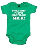 (ごめん彼女たち、ここに来たのはミルクの為だけ！) Sorry Girls I'm Just Here For The Milk! , プリント　ベビースーツ - グリーン/白 12-18 ヶ月