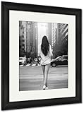 AshleyフレームプリントBeautiful Woman With Long Legs Walking Around New York City Street Wearing、壁アートホーム装飾、a