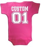 赤ちゃんでフットボールカスタムPersonalized Back LetteringボディスーツOutfitベビーギフトホットピンク カラー: ピンク