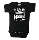 バッフル" He who has just been named " Potter Clothes – ブラックOnesieホワイトテキスト カラー: ブラック