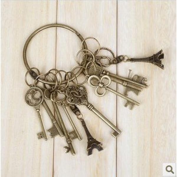 Amazon アンティーク風 レトロキー 8種類 エッフェル塔 モチーフ リング付き ブロンズ ジャラジャラ キーホルダー 古カギが大好きな方に アニメ 萌えグッズ 通販