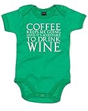 (ワインを飲める時間になるまでコーヒーで頑張れる。) Coffee Keeps Me Going Until It's Acceptable To Drink Wine, プリント　ベビースーツ - 