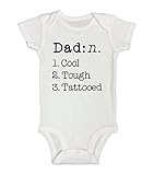Cute Baby Onesie " Dad : Cool : Tough : Tatooed "面白いキッズshirts- Little Royaltee カラー: ホワイト