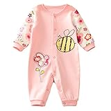 女の赤ちゃんの睡眠とロンパース新生児のワンピースのスーツをプレイ