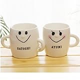 【彫刻代込み】≪なかよしペアのネーム入りマグカップ≫仲良く腕ぐみをした可愛いマグカップに名前を彫刻いたします