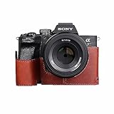 SONY A7M4/A7S3/A7R5/A7VI/A7SIII 用 ボディーハーフケース ボディケース バッテリーの交換でき 三脚ネジ穴付き カメラケース (ブラウンレッド)