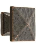 Hammeredピラミッドスタイルキャビネットノブ – 1 1 / 8 " Square