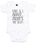 (父も私も意見が一致。ママは最高。) Dad & I Agree. Mom's The Best!, プリント　ベビースーツ - 白/黒 6-12 ヶ月