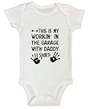 Funny Car Mechanic Lover Onesie " This is my working ' in the Garage with Daddyシャツ" カラー: ホワイト