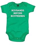 (ボーイフレンドよりボーイバンド) Boybands Before Boyfriends, プリント　ベビースーツ - グリーン/白 12-18 ヶ月