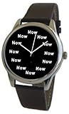 「Now」はブラックダイヤルに毎回表示される時計です。特大光沢クロームウォッチ、ブラックレザーストラップ付き。