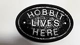 シルバー" Hobbit Lives Here " ( Middle Earth )ガーデン壁またはフェンスPlaque / SignブラックwithシルバーRaisedレタリング