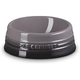 ル・クルーゼ(Le Creuset) ペットボール (S) フリント グレー ストーンウェア 犬 猫 フードボウル 日本正規販売品 | アイコニックなスリーリングとロゴが施されたシンプルなデザインの陶器製のペットボウル。耐熱耐冷に優れ、電子レンジ・食