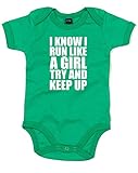 (私が女の子の様に走ることは分かっています。) I Know I Run Like A Girl, プリント　ベビースーツ - グリーン/白 12-18 ヶ月
