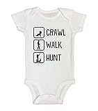 Cute Kids Hunting Onesie " crawl-walk-hunt " Funny Sayingシャツ – Little Royaltee カラー: ホワイト