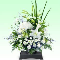 Amazon 花キューピット お盆のお供えのアレンジメント 供花台 中 付き フラワーアレンジメント オンライン通販