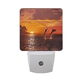 AlazaオレンジSunset Sea Beautiful playful dolphin LED Night Light Dusk to Dawnセンサープラグの夜ランプのデザイン大人用ベッドルーム