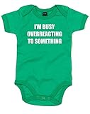 (オーバーリアクションには忙しすぎる。) I'm Busy Overreacting To Something, プリント　ベビースーツ - グリーン/白 12-18 ヶ月