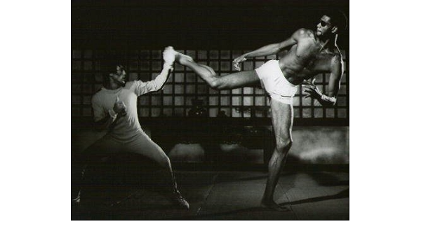 Amazon ブロマイド写真 ブルース リー 死亡遊戯 ジャバーのキックを受け止める アイドル 芸能人グッズ 通販