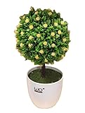 プラスチックポットに植え付けられた緑の人工植物
