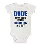 Baby Onesie "妻KeepsチェックMe Out "面白い子供用シャツ – Little Royalteeシャツ カラー: ホワイト