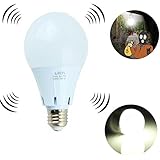 Luxon LEDセンサーライト led電球 口金E26 搭載レーダー探知機付自動点灯昼光色（7W）50w形相当