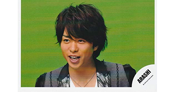櫻井翔 嵐 公式生写真 Love Rainbow 衣装茶色 黒 グレー 背景緑 口開け 座り かわいい