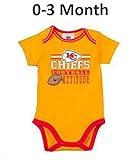 Kansas City Chiefs Football With Attitude幼児サイズ0 – 3 Months Wordmark &チームロゴOnesie /ボディスーツ – ゴールドクリーパー