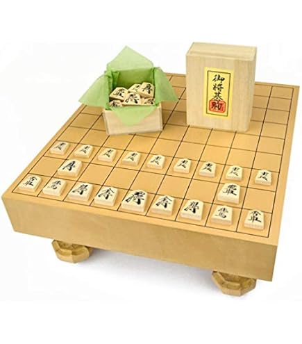 Amazon | 新榧将棋盤30号(3寸) 将棋駒+駒台セット【本つげ特上彫り錦旗