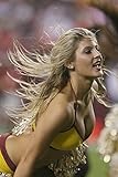 ラミネート24 x 36ポスター:ワシントンレッドスキンズCheerleader at the New England Patriots atワシントンレッドスキンズGame On 082809