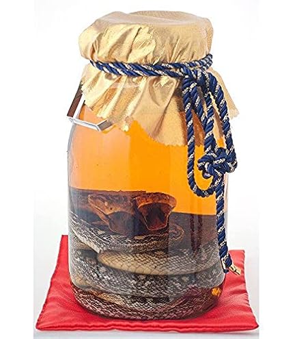 Amazon.co.jp: ハブ入りハブ酒 35度800ml : 食品・飲料・お酒