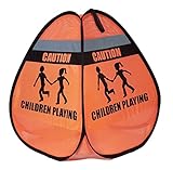 Children playingオレンジPop Up安全コーンサインと反射テープ