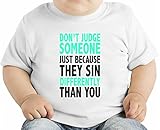 Don't Judge Someone Just Because They Sin Diferent Slogan オーガニックベビーTシャツ 12 - 18 Months