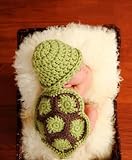 かわいい緑のウミガメの赤ちゃんの写真から3ヶ月ニット編みビーニーハットプロップ
