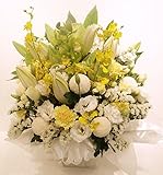 花由 お供え生花アレンジ ユリ入りＬＬサイズ たて長 白＋イエロー系【マケプレお急ぎ便】 （フラワーアレンジメント アレンジメントフラワー 生花 お供え 花 枕花 お悔やみ お供え花）