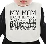 My Mom Has The Most Important Daughter In The World Slogan ネクタイを有する有機ビブ Medium